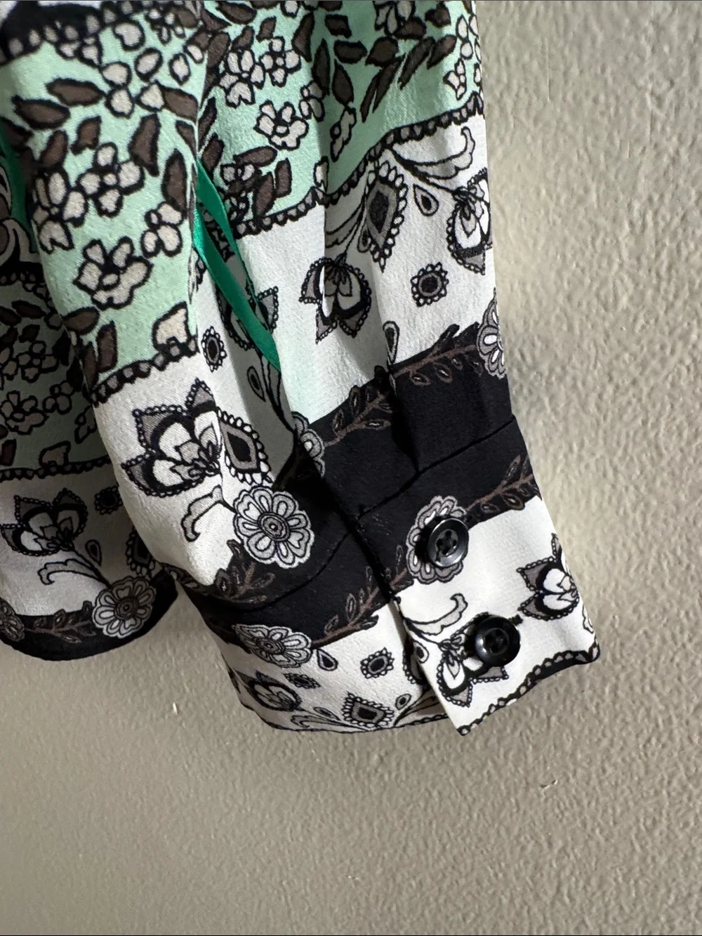 ALICE + OLIVIA Willa Mandela Blouse - Picture 8 of 9